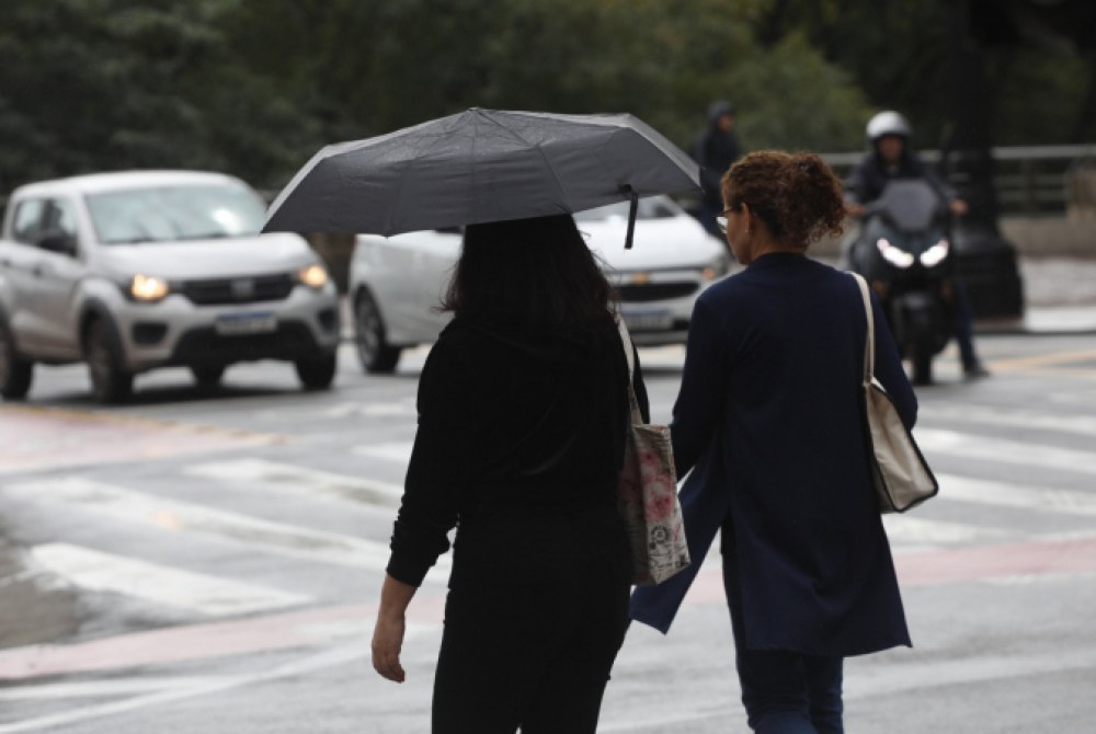 Inmet emite alerta de chuvas e ventanias no Sudeste.