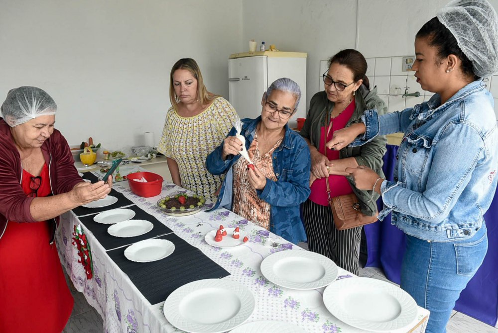 Prefeitura realiza oficina que transforma frutas e legumes em decora��o natalina.