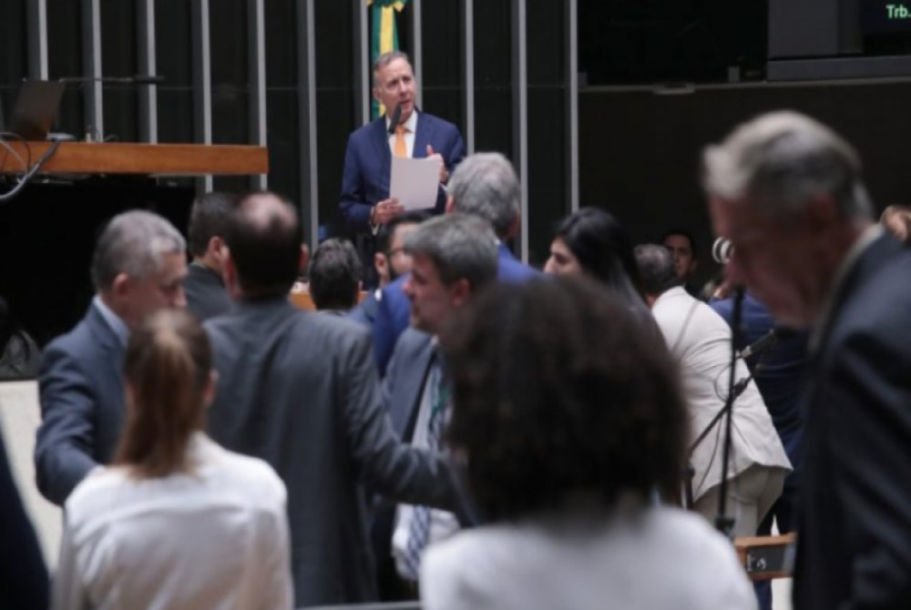 C�mara aprova corte em benef�cios fiscais e aumento de impostos para bets e fintechs.