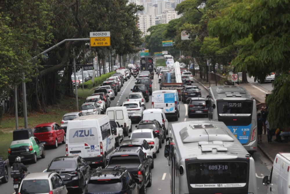 S�o Paulo suspende rod�zio municipal de ve�culos at� 9 de janeiro.