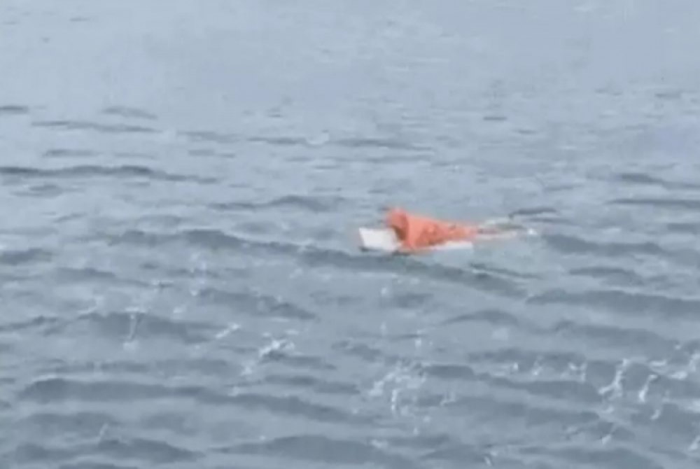 Pescador � resgatado agarrado a porta de geladeira ap�s passar horas � deriva em SC.