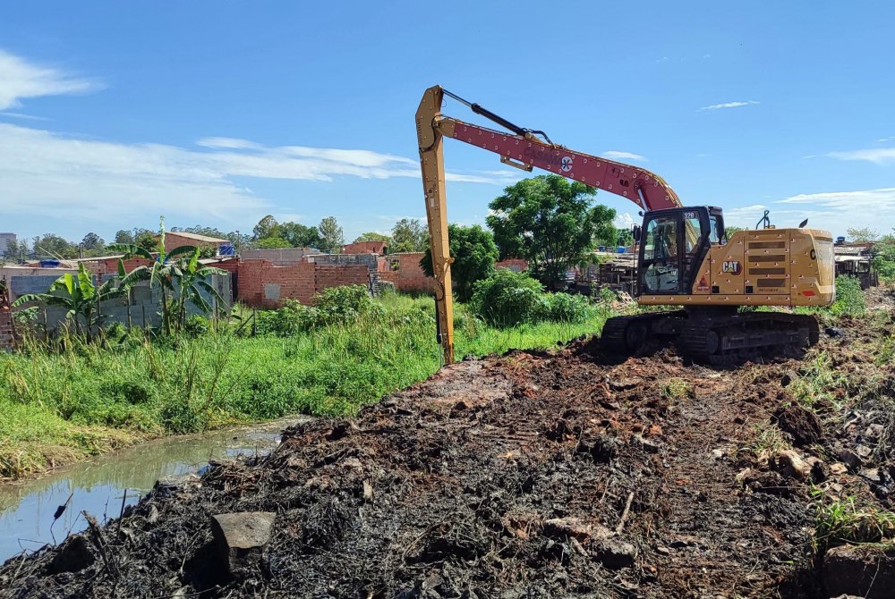 Prefeitura de Guarulhos combate enchentes e inicia desassoreamento na Vila Laurita.