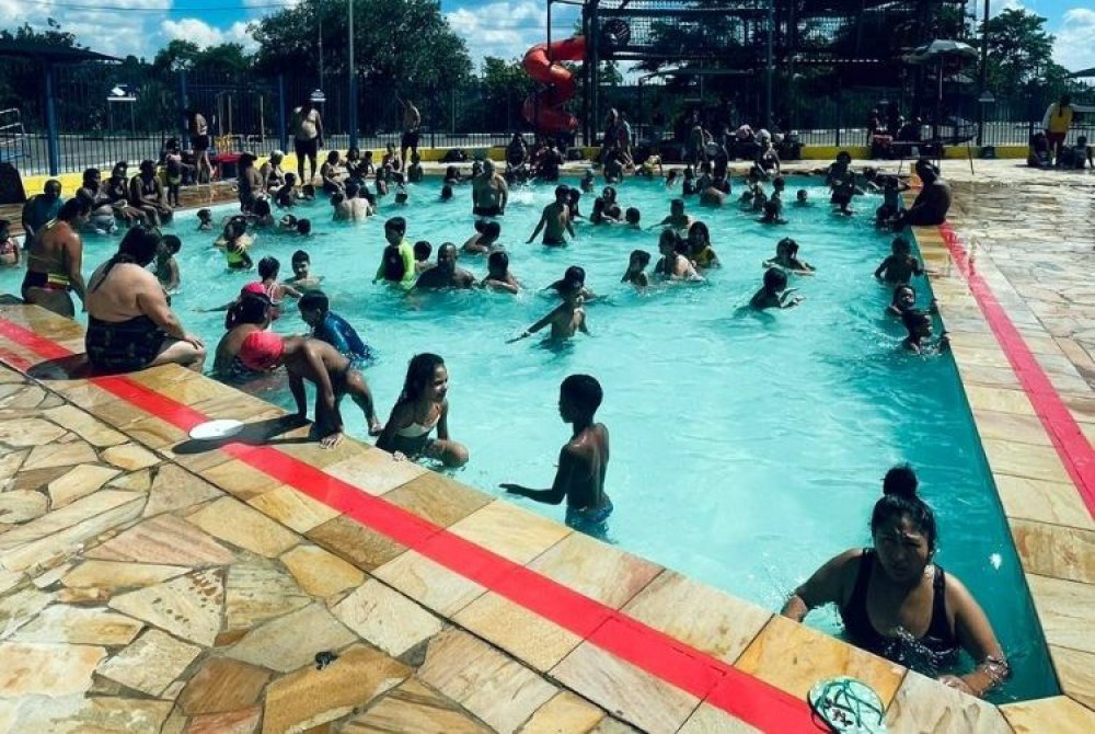 Sol e altas temperaturas atraem milhares de pessoas aos CEUs de Guarulhos nos finais de semana.