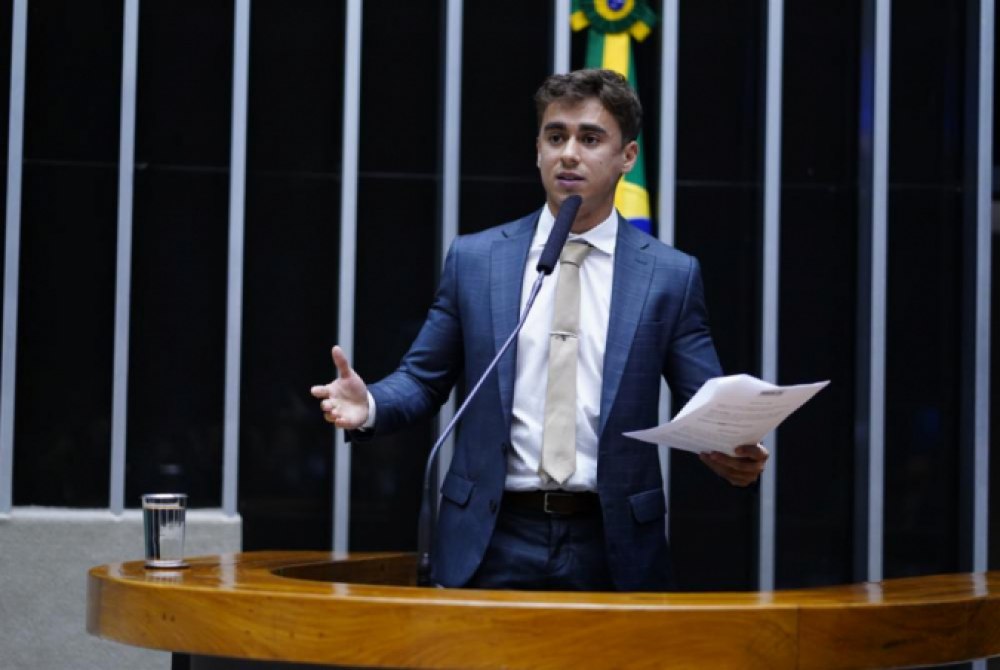 Nikolas vai de Minas a Bras�lia a p� em protesto contra pris�o de Bolsonaro.