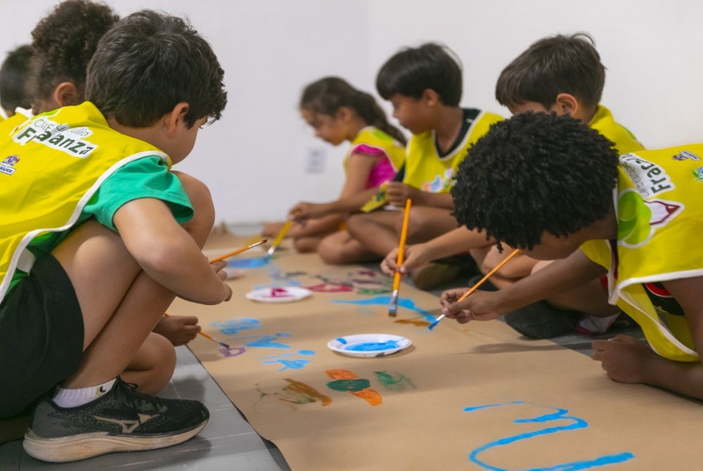 Esta��o F�rias leva crian�as a centros educacionais e incentiva a socializa��o.