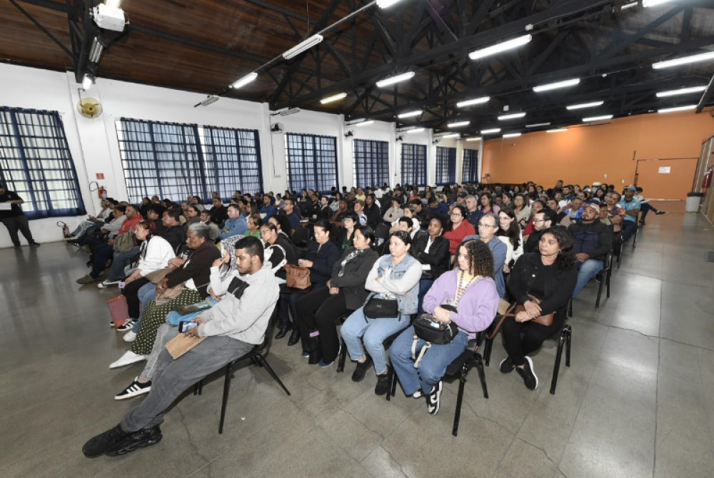 Mega Mutir�o de Empregos leva mais de 4 mil candidatos ao Adamastor.