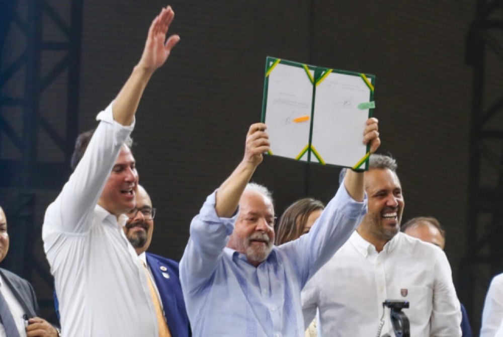 Camilo Santana celebra reajuste do piso dos professores: Investir na Educa��o � garantir melhores condi��es.