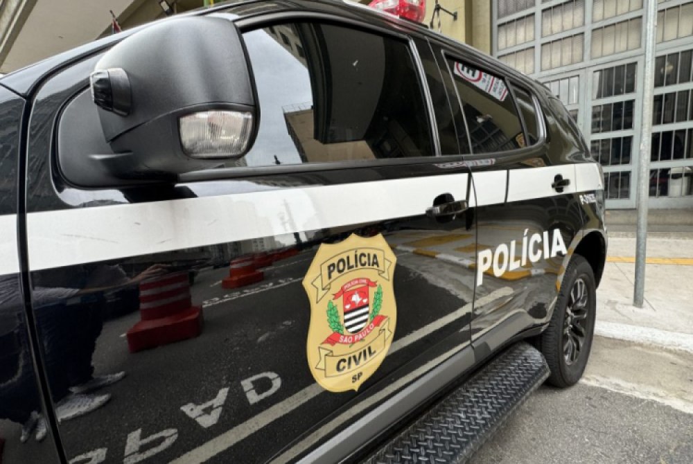 Grupo invade loja na zona sul de S�o Paulo e furta joias avaliadas em R$ 1 milh�o.