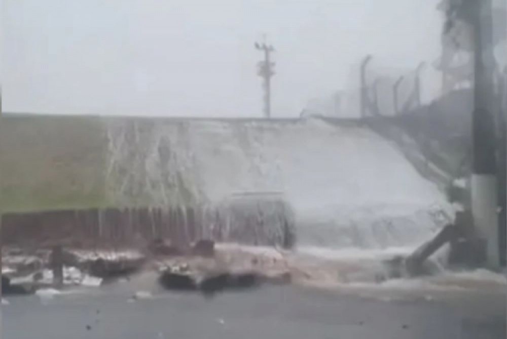 Forte chuva derruba parte de muro do Aeroporto de Congonhas, em S�o Paulo.