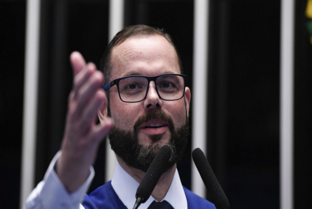 Senador pede convoca��o de namorada de Vorcaro para prestar depoimento na CPMI do INSS.