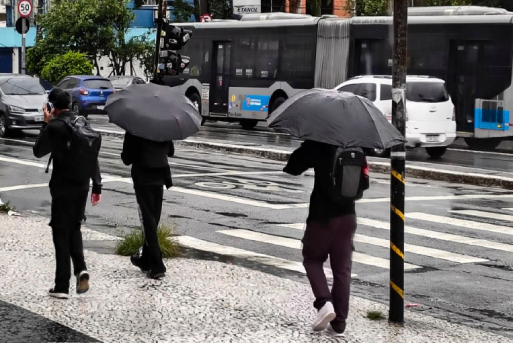 Cidade de SP entra em alerta vermelho para fortes chuvas e alagamentos.