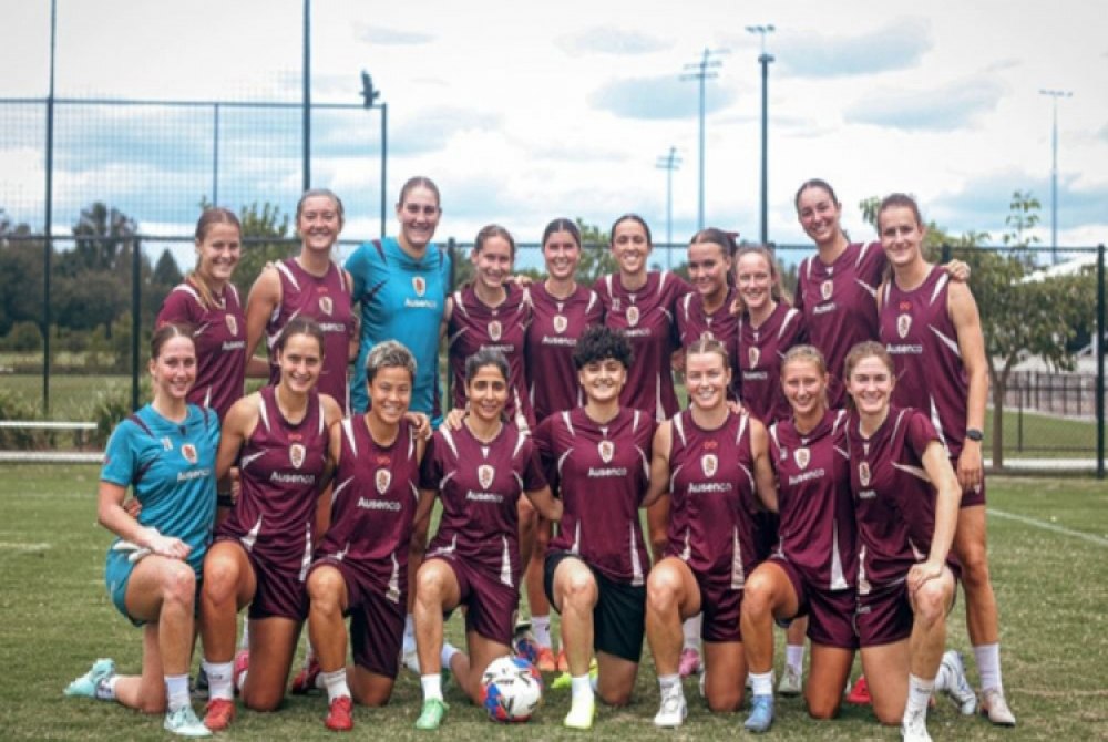 Jogadoras do Ir�, consideradas traidoras por n�o cantarem o hino, s�o integradas a time australiano.