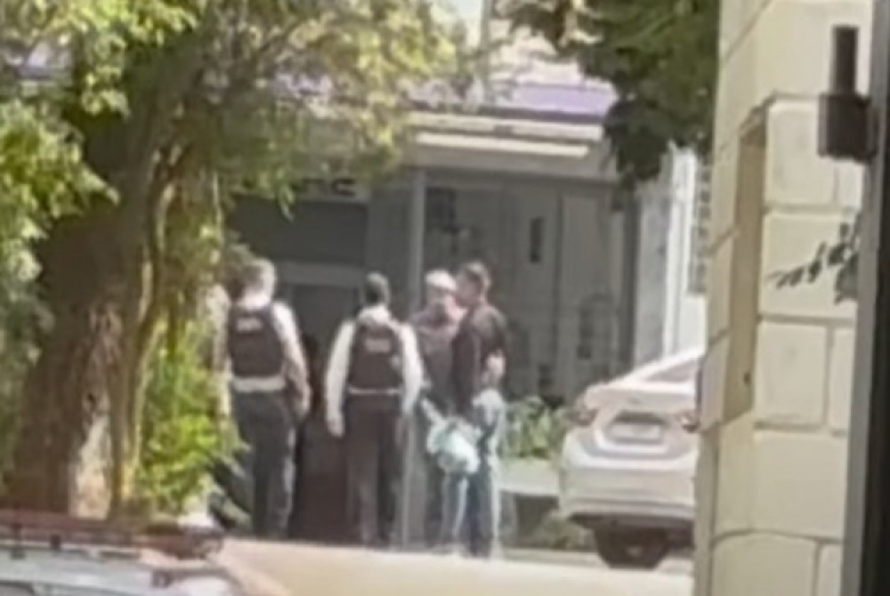 Tenente-coronel suspeito de matar esposa recebe abra�o de PM em pres�dio; veja.