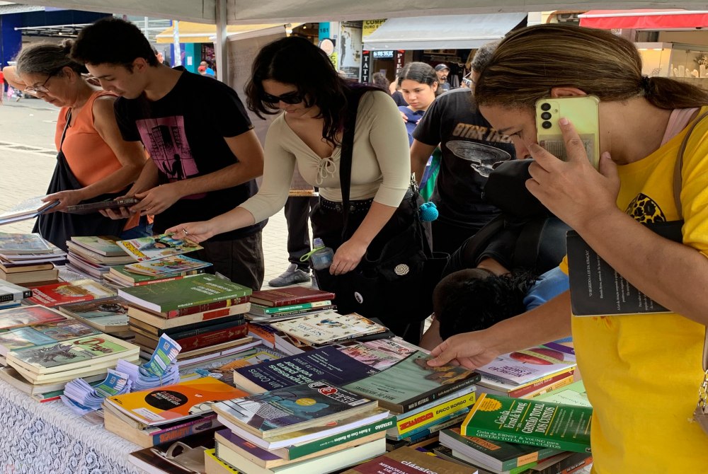 Prefeitura distribui mais de 300 livros no cal�ad�o da rua Dom Pedro II.