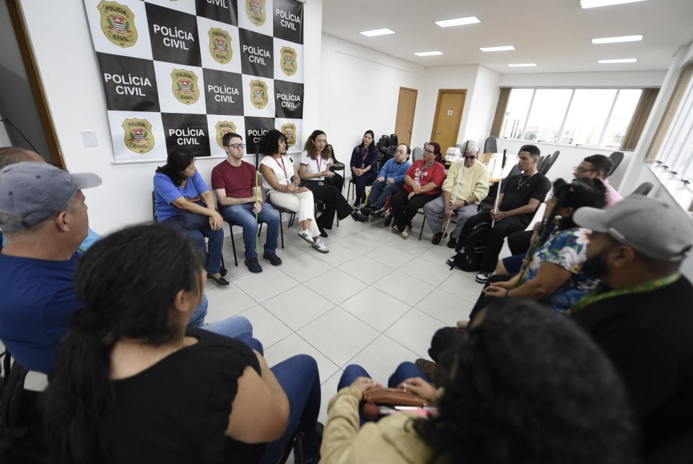 Deficientes visuais visitam Centro de Apoio T�cnico para Pessoas com Defici�ncia em delegacia seccional.