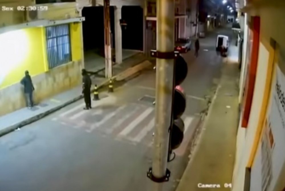Quadrilha armada explode ag�ncia banc�ria no interior de MG; veja v�deo.