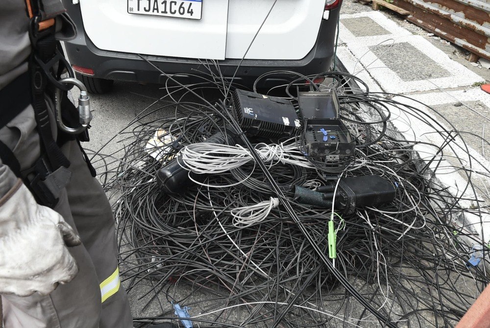 Guarulhos remove quatro toneladas de cabos irregulares em postes da cidade neste 1� trimestre.