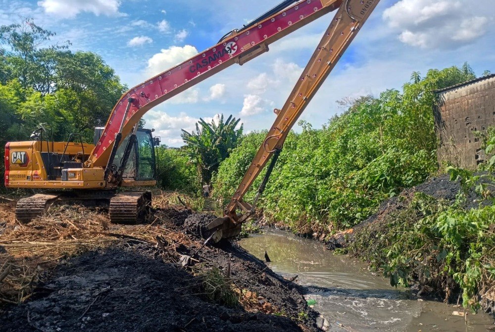 Prefeitura promove desassoreamento de valas de drenagem na regi�o do Jardim S�o Jo�o.