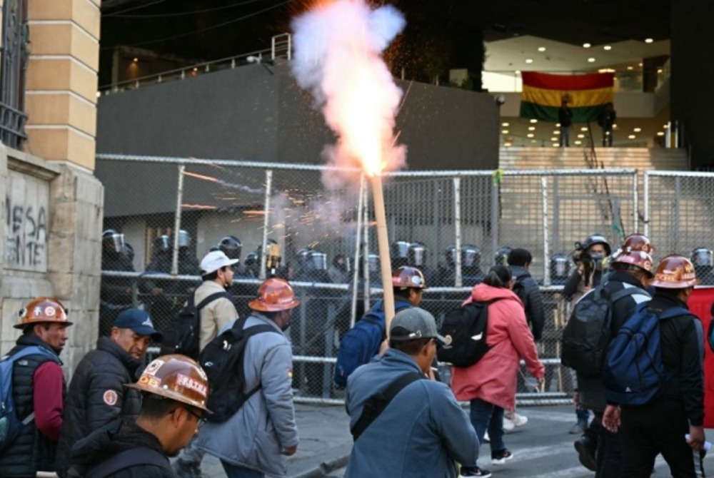 Combust�vel contaminado, infla��o e Evo Morales: entenda a crise que assola a Bol�via.