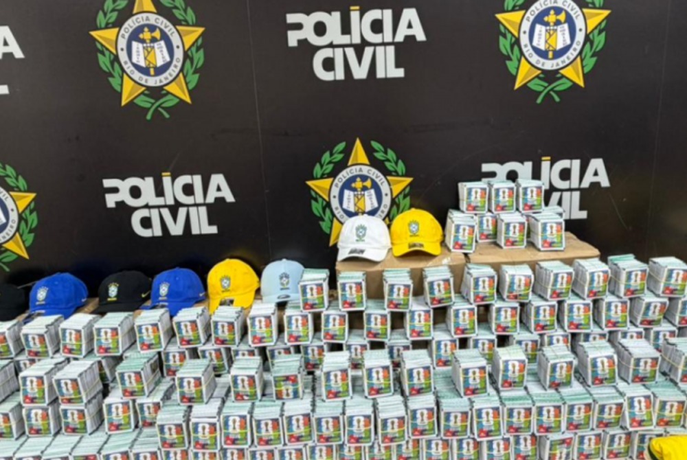 Pol�cia Civil apreende 200 mil figurinhas falsificadas da Copa no RJ.