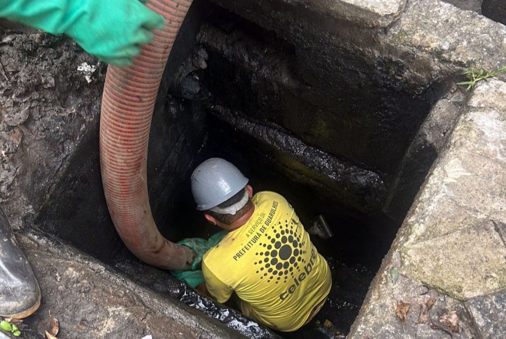 Prefeitura promove a��es de zeladoria de preven��o de alagamentos.