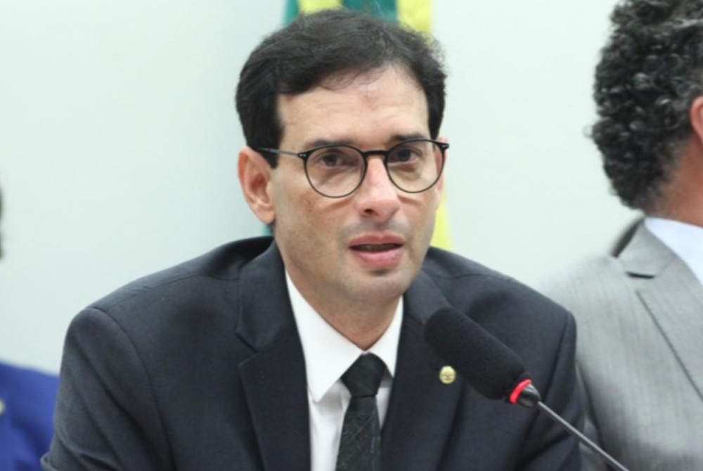 Deputado pede vista, e comiss�o votar� PEC do fim da escala 6�1 na quarta-feira.