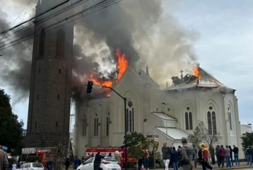 Igreja centen�ria � atingida por inc�ndio no Rio Grande do Sul; veja v�deo.