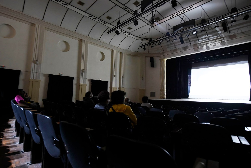 Teatro Padre Bento recebe sess�o gratuita de cinema com filme surpresa revelado na hora.