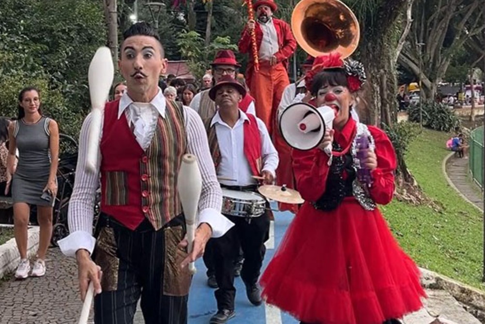 Bandar�u de Palha�os encanta centenas de pessoas no Lago dos Patos.