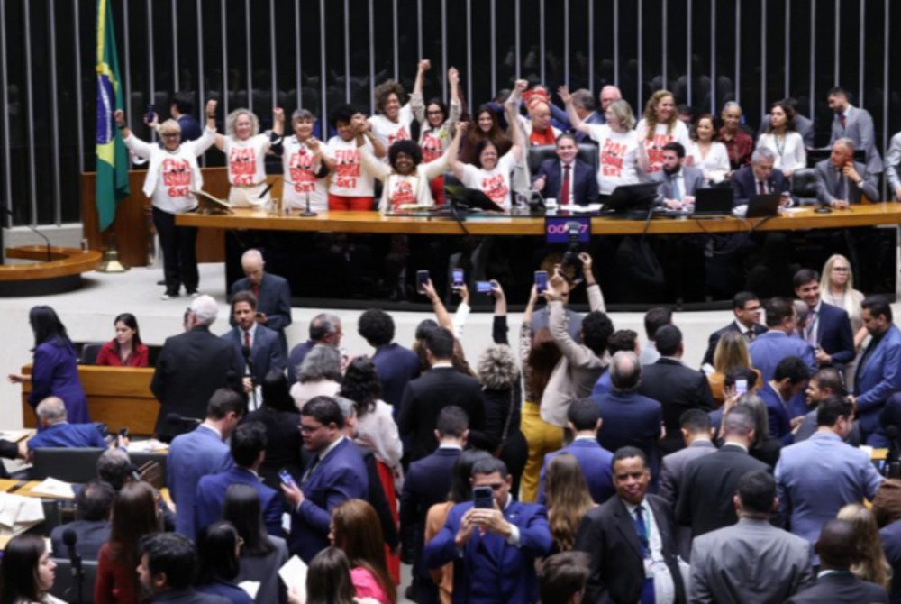 C�mara aprova PEC de fim da escala 6�1.