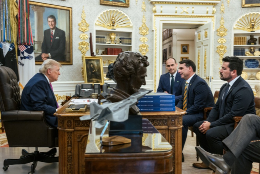 Trump publica foto com Flávio na Casa Branca: ?um jovem inteligente?. Trump publica foto com Flávio na Casa Branca: ?um jovem inteligente?.