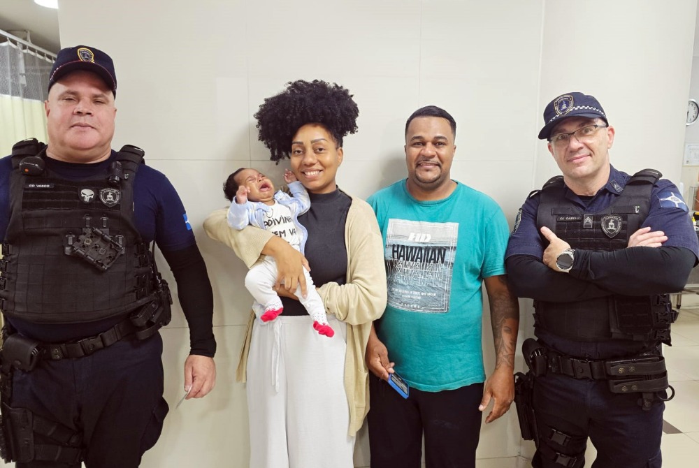 GCM salva beb� de dois meses com manobra de desengasgo.