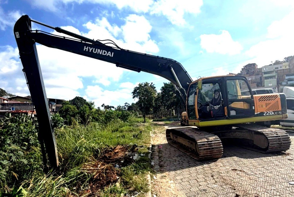Prefeitura realiza o desassoreamento e limpeza de c�rrego na Vila Oper�ria.