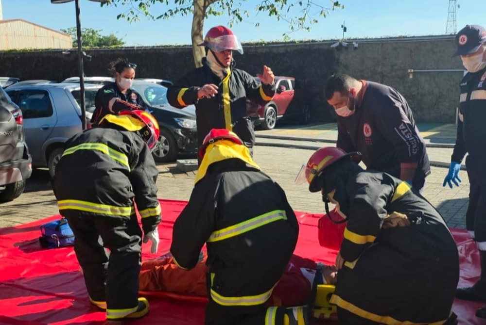 Defesa Civil participa de simulado de combate a inc�ndio em empresa no Jardim S�o Geraldo.