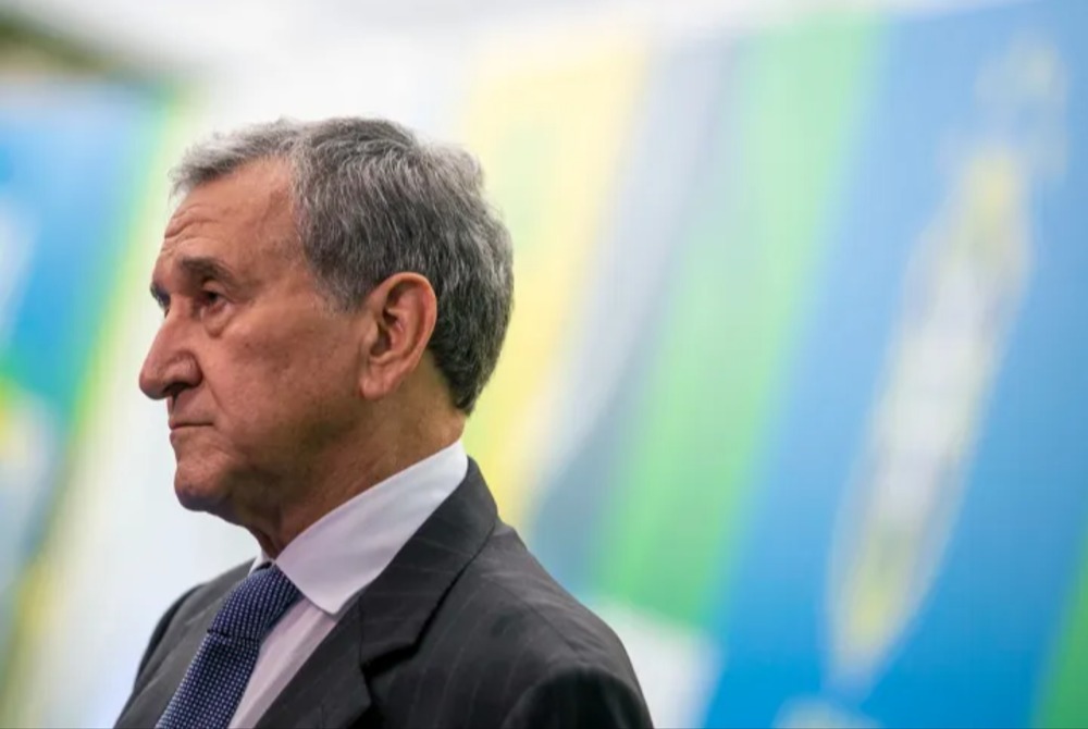 Parreira � submetido a traqueostomia e permanece em estado grave, mas est�vel.