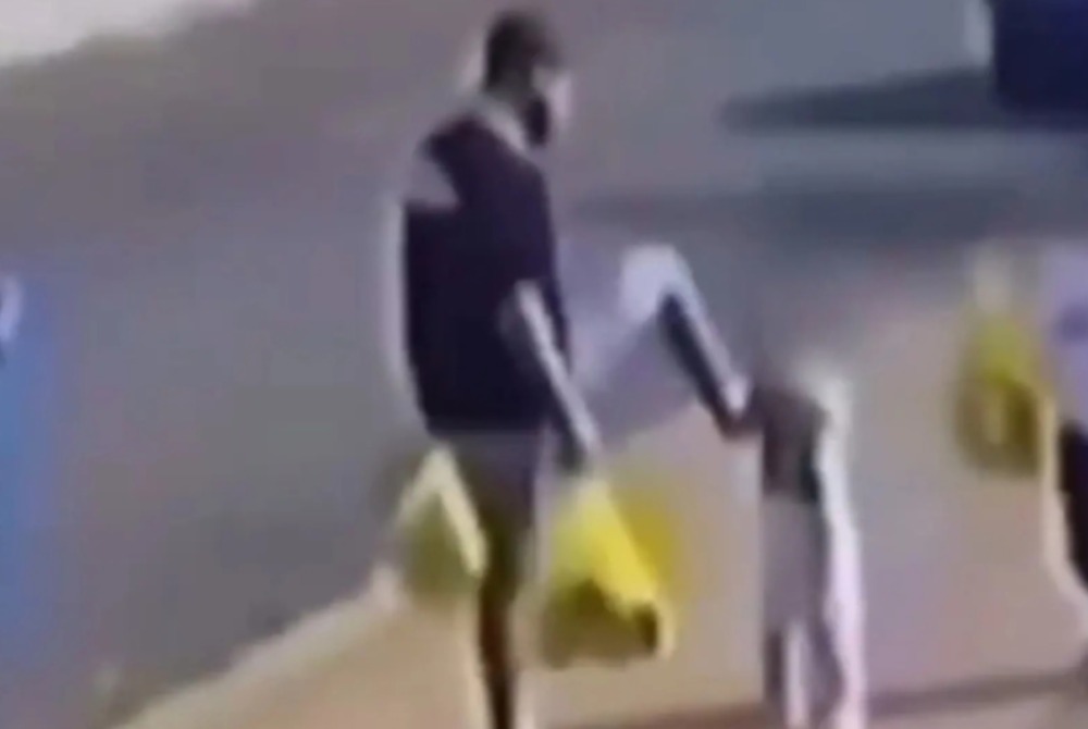 Pol�cia prende pai filmado chutando filha de 3 anos no Paran�,