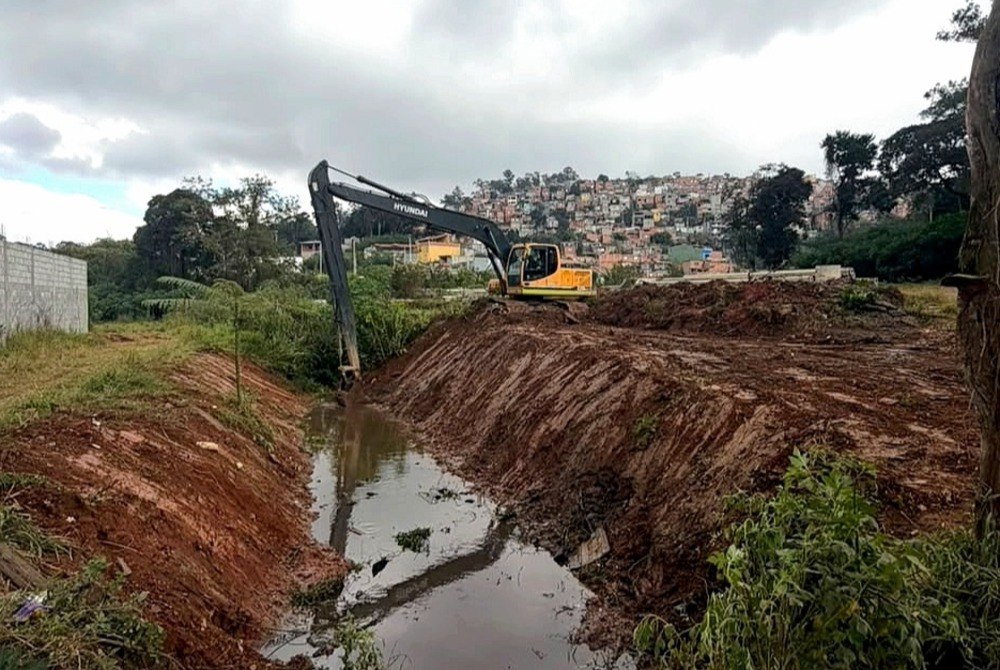 Prefeitura prossegue com desassoreamento do c�rrego Cabu�u.