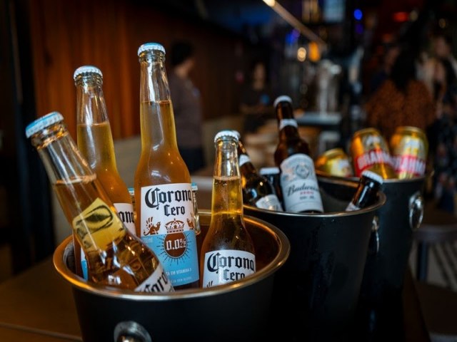 Entenda por que o consumo de cervejas sem �lcool e menos cal�ricas cresceu tanto no pa�s