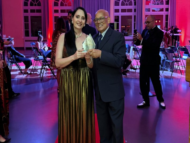 Ronaldo dos Golden Boys e Malu Maciel recebem premio na Riviera Francesa