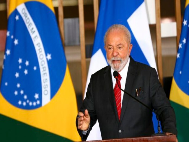 Lula diz que país voltará a crescer e critica juros altos