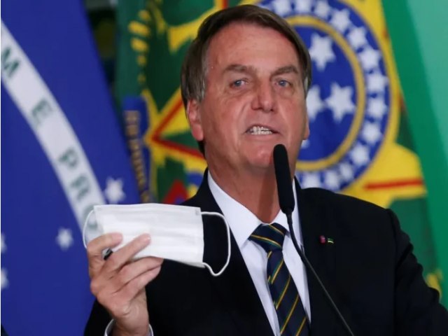 Justiça bloqueia R$ 87 mil de Bolsonaro por multas durante pandemia não pagas