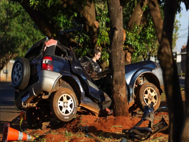 Adolescente pega carro escondido do pai, bate em árvore e passageiro morre  - CREDITO: CAMPO GRANDE NEWS