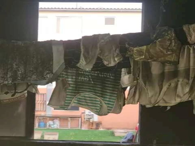 Mãe pula de janela com filhos no colo e fogo destrói apartamento