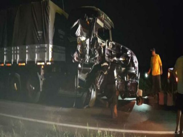 Carreta parada na pista da MS-480 provoca acidente com caminhão