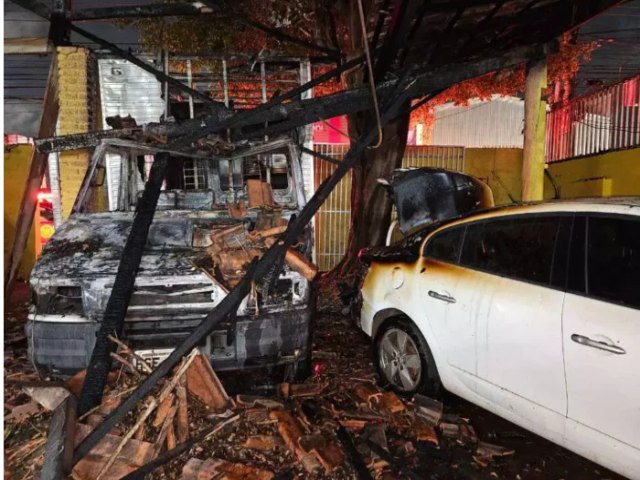Incêndio: Oficina pega fogo na Rua Ceará destruindo vários veículos