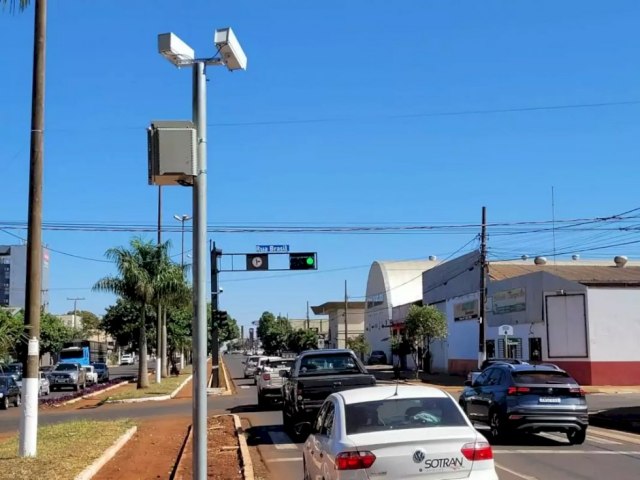 Lombadas e semáforos passam a emitir multa a partir de sexta-feira