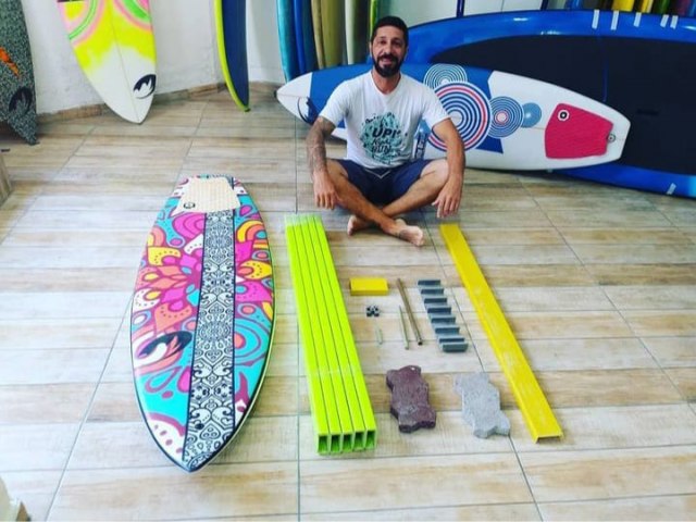 Marcio Reis: conheça o surfista brasileiro que transforma pranchas de surfe em obras de arte nos Estados Unidos 