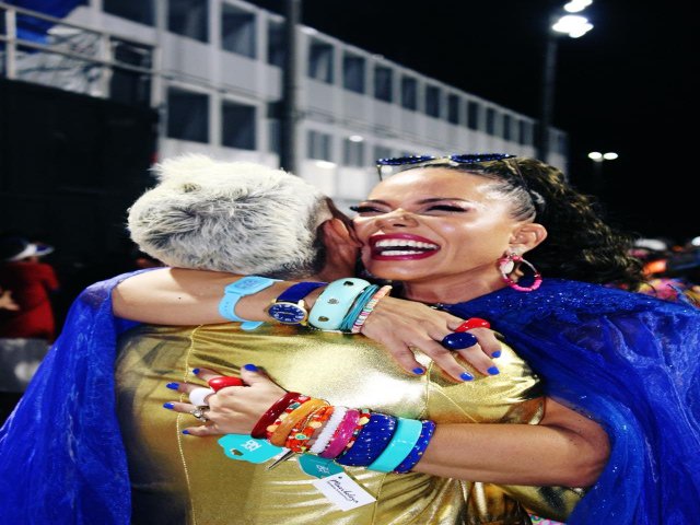 Malu Torres, Rainha de Bateria da Inocentes de Belford Roxo, rouba a cena em ensaio tcnico.