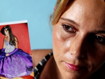 Mae de garota detida nos EUA critica atuaçao de consulado do Brasil
