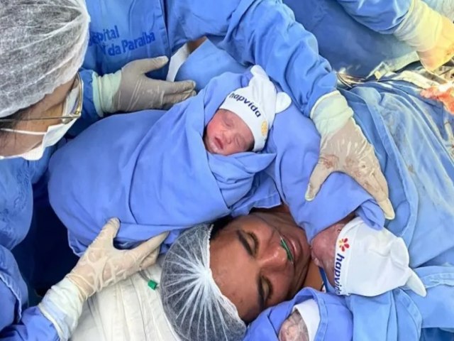 Mulher d  luz a trigmeos em parto natural em hospital de Joo Pessoa